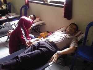 Kapolres Kota Banjar AKBP Novi Turangga, saat mendonorkan darahnya pada kegiatan Donor HUT Polantas, Foto Hermanto