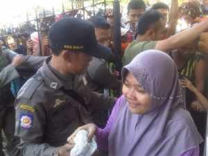 Petugas Satpol PP berusaha melakukan pengamanan pembagian daging qurban di Pendopo Kota Banjar, foto Hermanto