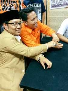Walikota Bandung Ridwan Kamil saat mendatangi Markas Persija dan Jakmania jelang pertandingan Final Piala Pesiden 2015, foto istimewa