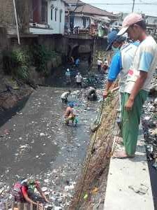 Upaya netralisasi anak sungai dari tumpukan sampah oleh Muspika Garut Kota, foto Irwan Rudiawan