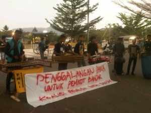 Aksi penggalangan dana yang dilakukan Koalisi Pemuda Kota Banjar,dikawasan Taman Kota, foto Hermanto