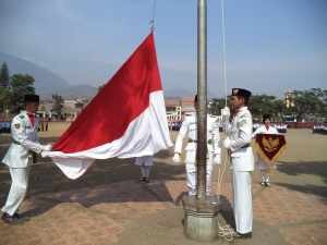 Pengibaran Bendera Merah Putih pada saat Upacara Peringatan Sumah Pemuda Kecamatan Leles, foto Kus
