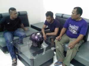Tersangka pencuri helm saat diperiksa Pol PP Kota Banjar, foto hermanto