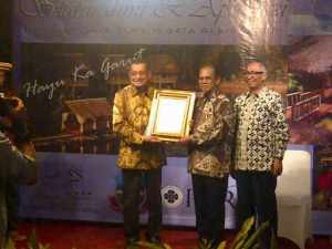 Direktur Kampung Sampireun Resort & Spa H. Mahmud E Ibrahim saat menerima Sertifikat Hotel Bintang Tiga dari Lembaga Sertifikasi Usaha Pariwisata, Rabu (28/10/2015) foto tan