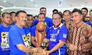Para pemain Persib bersama Manager Umuh Muchtar saat berada di kantor Indosat, foto istimewa