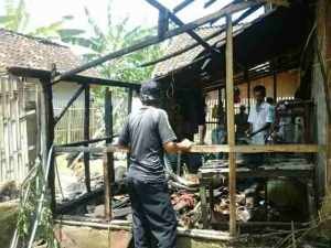 Bagian dapur rumah warga yang terbakar hanya menyisakan tiang tiang kayu, foto Hermanto
