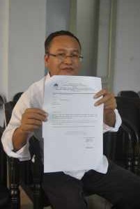 Agus Eka Kepala Inspektorat Kota Banjar saat menunjukkan surat dari ormas yang ditujukan ke walikota bukan untuk dirinya, foto Hermanto