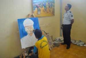 Salah seorang napi lapas Kota Banjar sedang melakukan demo melukis, foto Hermanto 