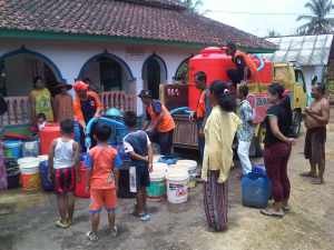 Warga saat menerima suplai air bersih dari BPBD Kota Banjar, foto Hermanto
