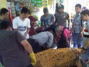 Warga Pedagang Pasar banjar, saat menolong jenazah Eem yang meninggal karena dugaan serangan jantung, foto Hermanto