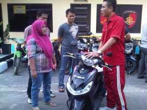 Wakapolres Kota Banjar saat menyerahkan motor curian kepada pemiliknya yang sah, foto Hermanto
