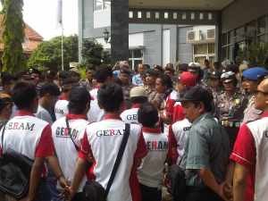 Para anggota geram saat menggelar aksi didepan kantor Inspektorat Kota Banjar, foto Hermanto