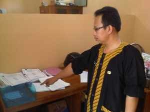 Sorang Pegawai Kantor Desa Jajawar, Kota Banjar menunjukan barang yang hilang dicuri, foto Hermanto