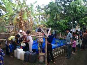 Warga saat menerima pasokan air bersih darri BPBD Kota Banjar, foto Hermanto
