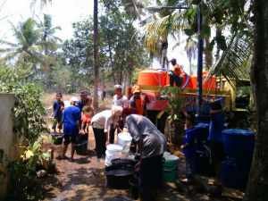 Sebagian warga Kota Banjar sedang melakukan antri air bersih, foto Hermanto