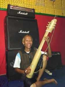 Arief Gustwan seniman Kota Banjar pembuat Gitar Bambu, foto Hermanto
