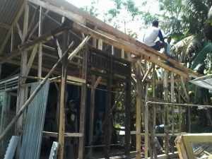 Bangunan rumah yang ambruk kini mulai dibangun kembali oleh swadaya warga, foto Hermanto