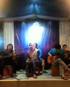 Para musisi tampil memberi warna dengan alunan Acoustic di Rumah makan Lesehan Saung Daun, foto Hermanto