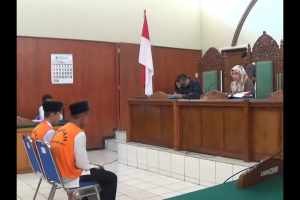 Kedua Terdakwa Kasus pembunuhan saat megikuti sidang putusan Majlis Hakim Pengadilan Negeri Garut, foto Niken