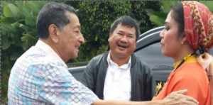 Bupati Garut Rudy Gunawan, menyaksikan pertemuan Sahabat Lama Mahmud E Ibrahim dengan Walikota Tegal Siti Masitha Soeparno, foto Ellia 