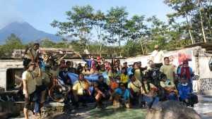 Para Karyawan Kampung Sampireun Resort & Spa saat berpoto dilokasi wisata Gunung Merapi Jogjakarta, foto jmb