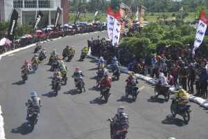 Suasana para crosser saat memacu motornya di siruit Langensari Kota Banjar, foto Hermanto