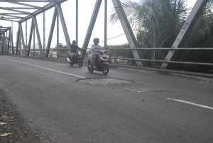Ini bagian aspal yang mengelupas di jembatan Baru Kota Banjar, foto Hermanto