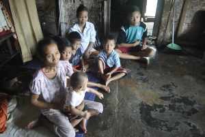 Keluarga ny. Uun yang masih hidup dibawah garis kemiskinan, foto hermanto