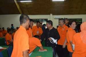 Bupati Garut Rudy Gunawan menyalami para peserta saat membuka kegiatan pelatihan relawan, foto Yan AS