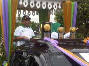 Tampak Piala Adipura saat diarak keliling Kota Banjar, foto