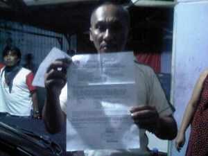 Ketua Ormas Geram Deni Mulyadi saat menunjukan surat yang memalsukan cap dan tanta tangan organisasi yang dipimpinnya, foto Hermanto
