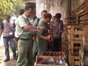 Sejumlah petugas Disperindagkop Kota Banjar saat memeriksa sample makanan di Gudang Saus. foto Hermanto