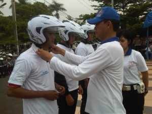 Kapolres Kota Banjar AKBP Novi Turangga saat memakaikan Helm kepada perwakilan Club Motor, foto Hermanto