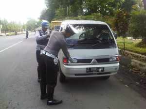 Petugas saat memeriksa mobil bak terbuka, foto Hermanto