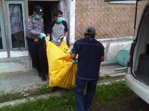 Petugas dibantu warga saat mengeluarkan jenazah Lina dari dalam rumahnya, foto Hermanto