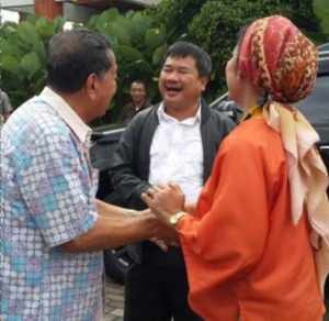 Penasehat  PHRI Garut H. mahmud E Ibrahim saat berbincang dengan Bupati Garut Rudy Gunawan dan walikota Tegal Siti Masitha Soeprano, foto ellia