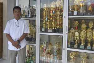 Kepala SMK N 2 Banjar saat menunjukan Piala Prestasi sekolahnya, foto Hermanto