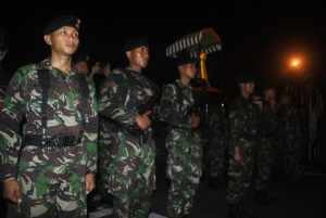Pasukan TNI pembawa replika Piala Jendral sudirman saat tiba di Kota Banjar, foto Hermanto 