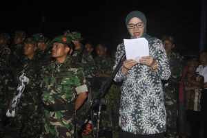 Hj. Ade Uu Sukaesih, Walikota Banjar saat menyambut Replika Piala Jedaral Soedirman, foto Hermanto