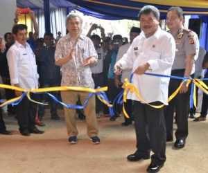 Bupati Garut Rudy Gunawan saat meresmikan PLTMH Cisanggiri, foto hums