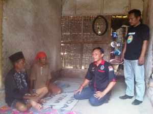 Pengurus LSM Pelangi Kota Banjar saat membantu warga miskin, foto Hermanto