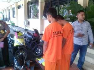 Kedua Mahasiswa Pelaku pencurian sepeda motor saat diperiksa di Mapolres Garut, foto Niken