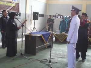 Walikota Banjar saat melantik Pjs Kepala Desa Sinartanjung, foto hermanto