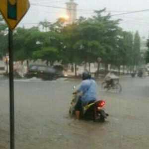 Pusat Kota Banjar berubah menjadi genangan air setelah diguyur hujan deras, foto hermanto