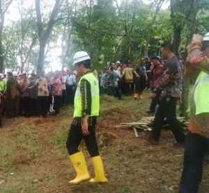 Presiden Jokowi menyapa warga usai meresmikan proyek Kereta Cepat Jakarta-Bandung, foto istimewa
