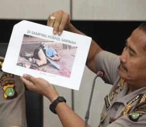 Polisi menunjukan foto salah satu korban tewas teror bom Thamrim, foto Istimewa 