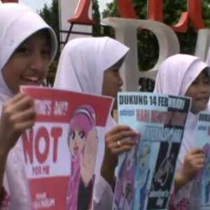 Para siswa di Kota Banjar membawa poster penolakkan hari Valentaine, foto Hermanto