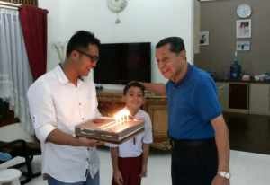 H. Mahmud E Ibrahim saat menerima surprise ulang tahun ke 74, foto jmb