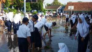  pasca banjir siswa SMP Negeri 1 Leles membersihkan air bercampur lumpur di ruang kelas dan di halaman sekolah, foto kus