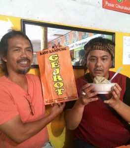 Kang Diky berpoto bersama pemilik Kedai bakso Kampung Gejrot, Kota Tasik, foto dok